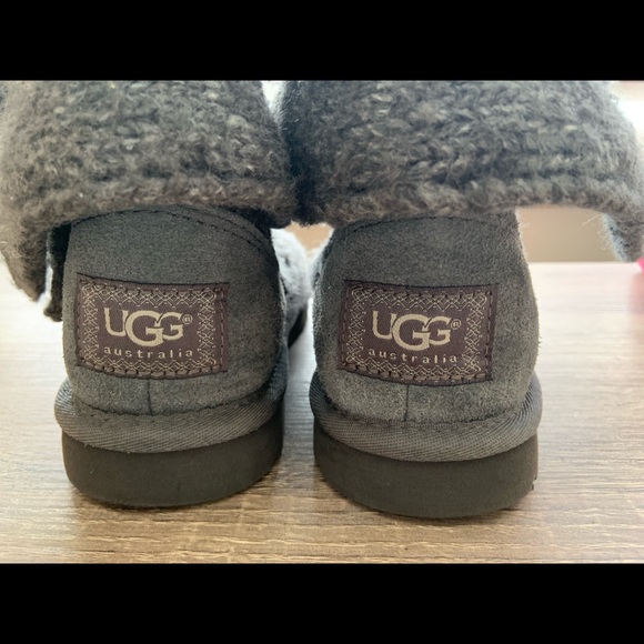 Charcoal Lattice Uggs - Picture 2 of 8